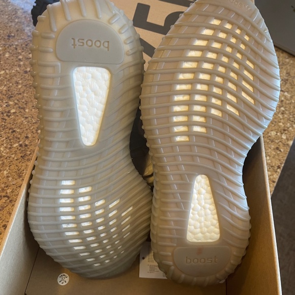 Yeezy Boost 350 V2 (RARE!) - Picture 7 of 12